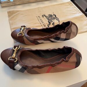 Authentic Like New Burberry Checkered Brown Flats with Gold Buckle - size 38.5